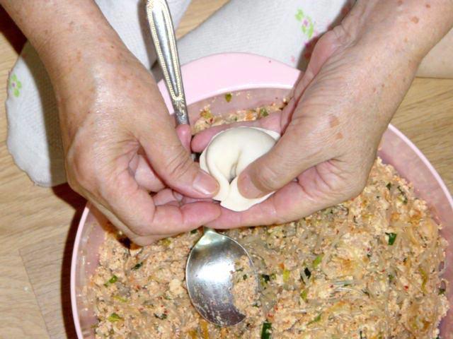 ５）きれいな形になるように、両手で軽く形を整えます。 