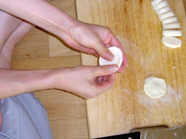 ３）切ったものをめん棒で伸ばし、手で平たくしながら円模様を作っていきます。（めん棒があっても手のひらでのばす方がよりおいしくなるとか！) 