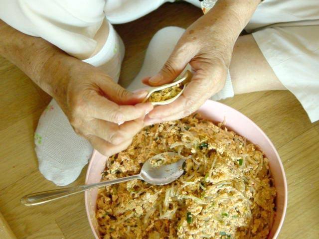 ４）縁の片方から少しずつ少しずつくっつけていきましょう。 