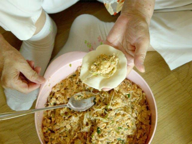 ２）スプーンやお箸でマンドゥの具を適量とり、皮の中央にのせます。(具はたくさん入るとおいしいですが、あまりにもたくさん入れすぎると後で破裂しちゃう恐れが･･･！) 