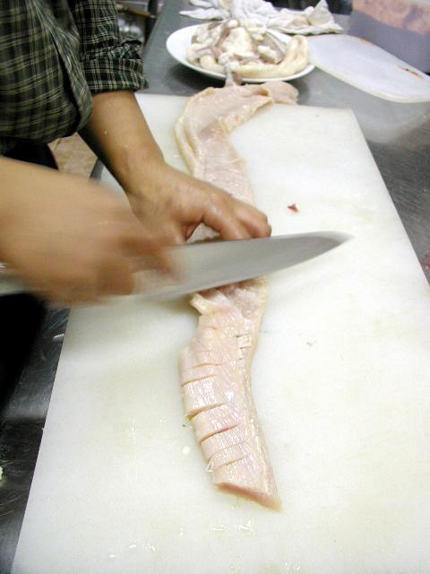 A. きれいに洗ったヤンは、包丁で細かく切れ目を入れます。これはヤンニョンを均等につけることができ、また、焼くときの収縮を防ぐ効果があるのだとか