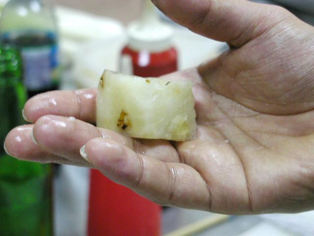 D. ヤンコプチャンが入っているボールにパイナップル１/４個を手でつぶしていれます。