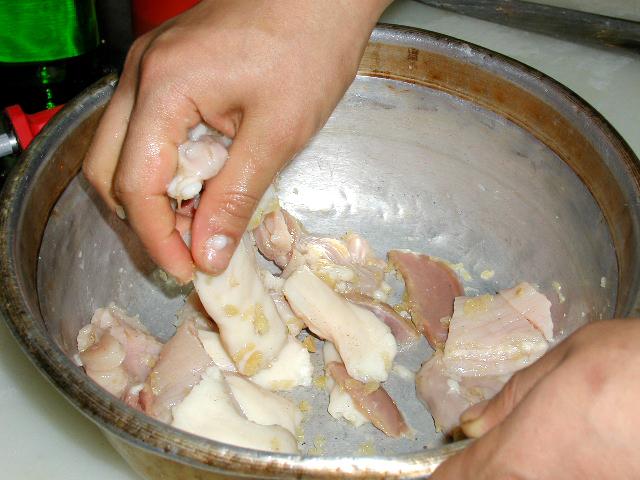 H. つぶしたニンニクを入れて、また混ぜ合わせます。 