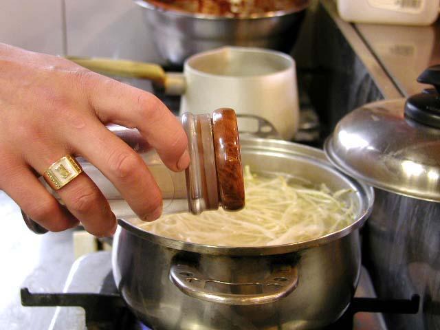 F　モヤシに火が通ったら酢を入れ、味を整えます。あとで、お好みで味付けできるように薄めにしておくほうがいいかも。