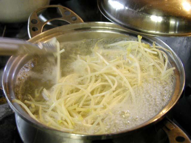 D　再び煮立ったら今度は、ニンニクのみじん切りを入れて、すっきりとした味を引き立たせます。