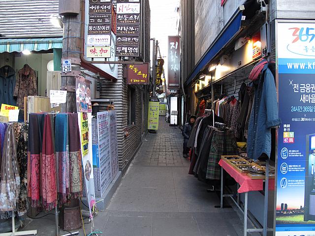 小道横道がたくさんあるのも仁寺洞の魅力。メインストリートのすぐ奥には、昔ながらの街並みが健在だったり。