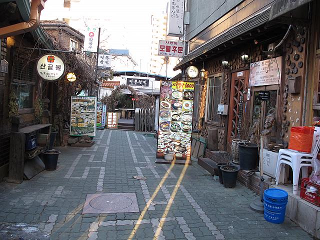 行き止まりのようで実は小道があったり、とメインストリートのすぐ裏もおもしろいですヨ。<br>でも、メインストリートに戻ると、ほっとしちゃうのはなんでかなぁ。