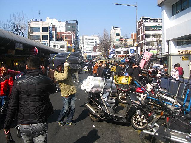 働くバイクのおじさんたち