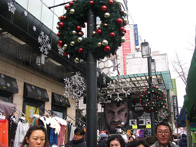 ファッションビルの飾り付け、冬の間はまだほとんどがクリスマス仕様～