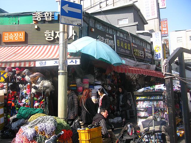 大きな傘でひさしの隙間を補っているのに、何となく味があります。