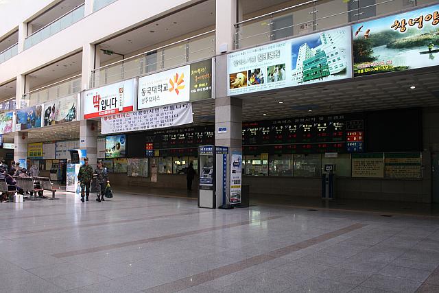 ソコを過ぎるとズラリとチケットカウンターが見えます。