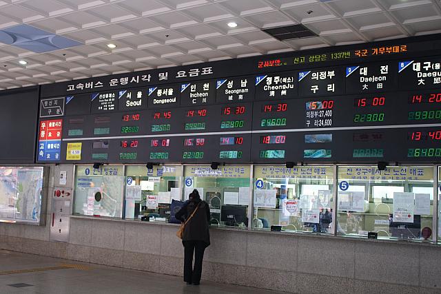 向かって右側のカウンターが高速バス専用です。カウンターの上が黒い掲示板のようになっているところが目印。