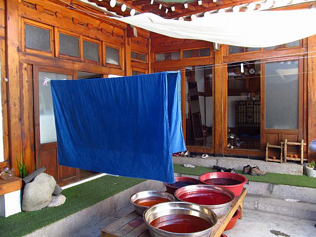 昔ながらの方法で染めます。見学は無料！