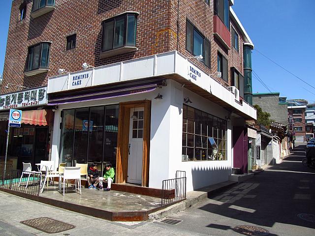 「REMINIS CAKE」（左）すてきなケーキ専門店。
