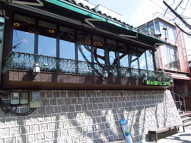 ワッフルの名店「BEANSBINS　COFFEE」（右）。三清洞店は、外観も店内も風情のあるつくり。