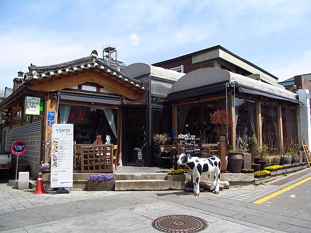 「ミンドゥレヨント」。看板牛がトレードマークのレストラン＆カフェ。