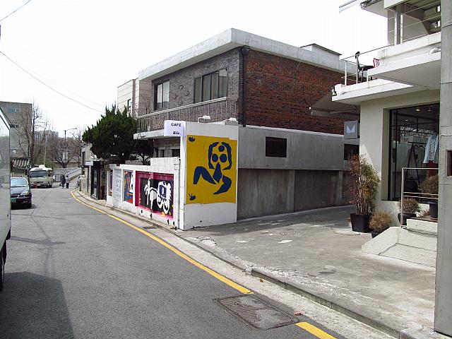 小道を抜けると、三清洞キルに並行するように道が。ね、いい雰囲気でしょ？！