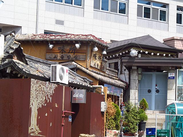「味所シゴルパッサン」は健在。昔ながらの雰囲気の韓国料理屋さんです。