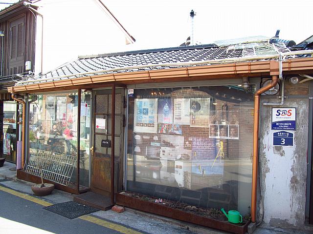 お隣りの民家のような店、実は評判のピザ屋。「デジャンジャンイファドッピジャ（鍛冶屋の釜焼きピザ）」。見た目からじゃわかりませんネ。\\n