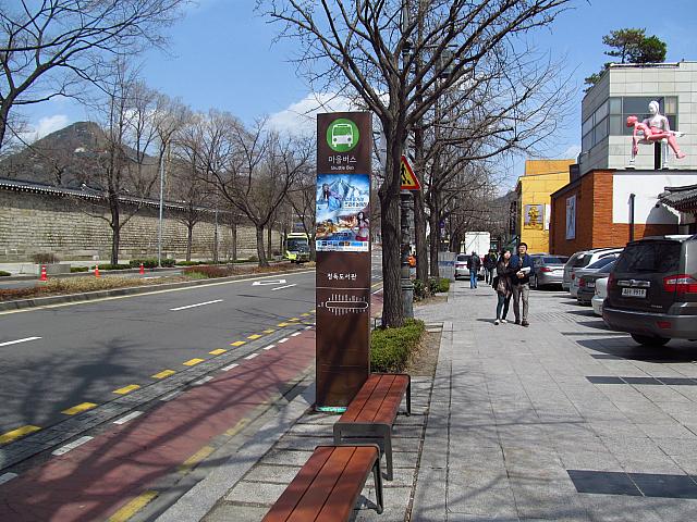 王宮の東側の通り。向かって左が景福宮、右が三清洞方面です。ここのマウルバス「チョンノ１１番」に乗ると、長い三清洞を登っていってくれます。奥の方に用事のある方はご利用を！
