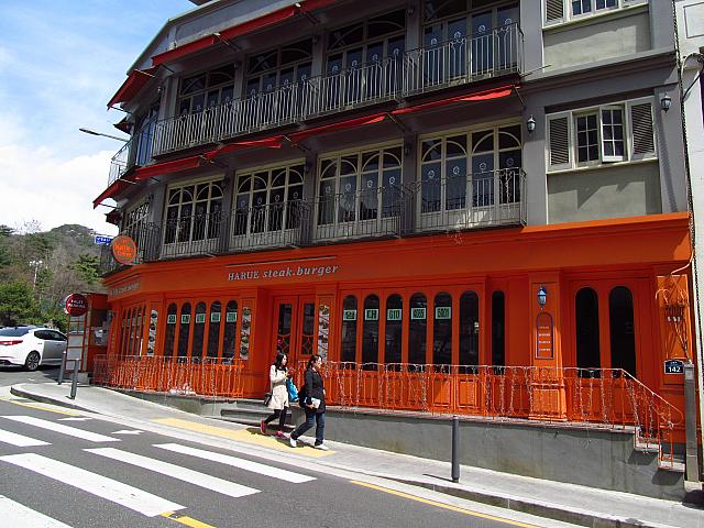 右側の端のお店は、「HARUE steak.burger」。オレンジ色が素敵なお店・・・と思ったら「賃貸」の文字が。もう閉店しちゃったみたい＞＜。