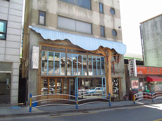 大きめのカフェ「DOUBLE CUP COFFEE」
