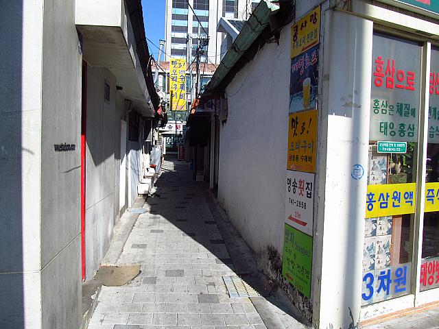 小道の奥に昔からある食堂が連なってたりします。