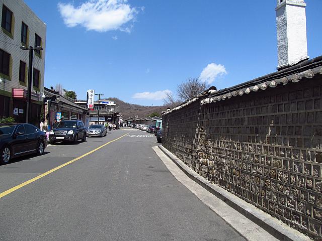 この昌徳宮を右手に見ながら歩く通り。出だしは観光バスがいっぱいですが、すこし上るとこんなカンジ。