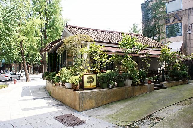 この場所、ナビでご紹介していた「in café NAMU」というお店でした（写真は2010年当時）。
