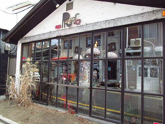 中に入るとおしゃれな「café ROSSO」。JYJユチョンのインタビュー撮影で使われたとか。※W.e. listenの先にありますよ。
