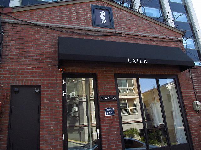 シンプルなデザインの上質なお洋服が並ぶ「LAILA」