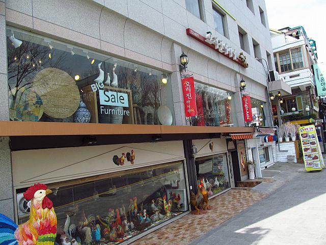 鶏ショップの上には、インテリアショップが。ナチュラルでいいかんじ。\\n