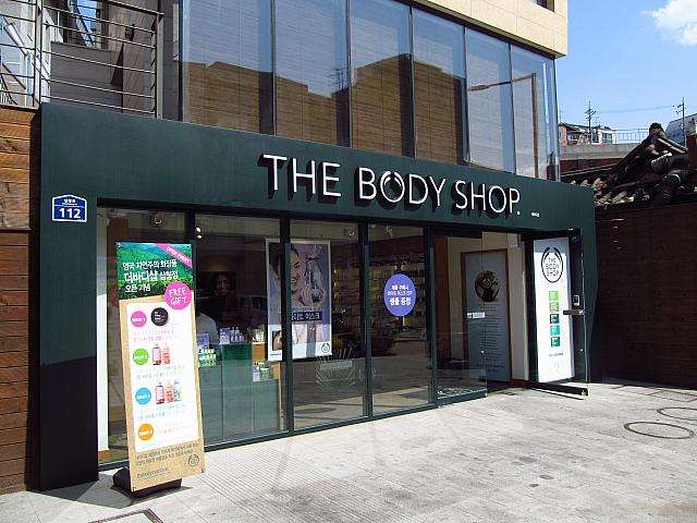 こんなところにひょっこり「THE BODY SHOP」（右）が！
