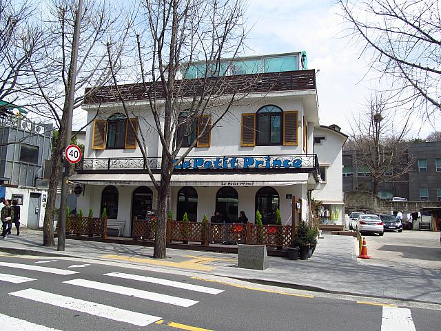 テラスが気持ちよさそうな星の王子様のカフェ「Le Petet Prince」（右）
