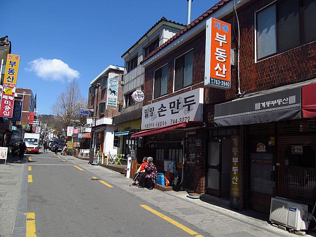 地元の人が行く、昔ながらのお店と最近できたオシャレカフェが混在しているカンジ。
