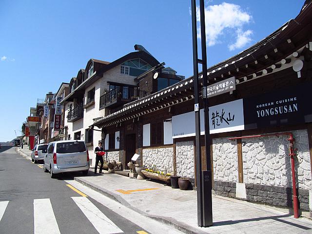 左手に伸びる道を行くと、三清洞方面へ。手前には韓定食の名店「龍水山（ヨンスサン）」の支店が。