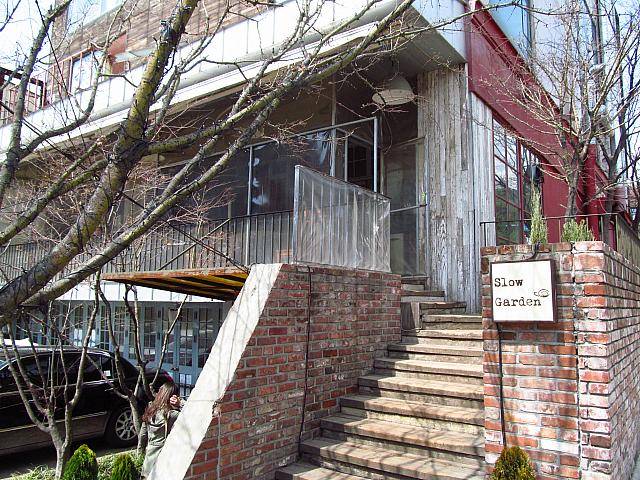 スイーツの名店「Slow Garden」（左）。店内のインテリアもかっこよくて、おしゃれブロガーに何度となく取り上げられています。三清洞の最果てにあったのですね～！