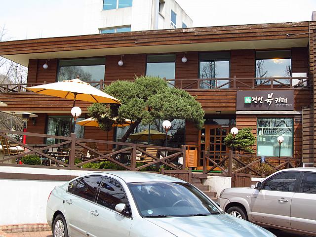 向かい側には有名な「ジンソンブックカフェ」。この時期、テラスでのコーヒー＆読書も気持ちよさそう。