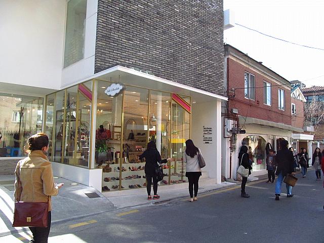 ナビでご紹介していた「café coin」は、おしゃれな靴屋さん「Salt d Chocolate」に変身。Café coinファンの方は、明洞店へ！
