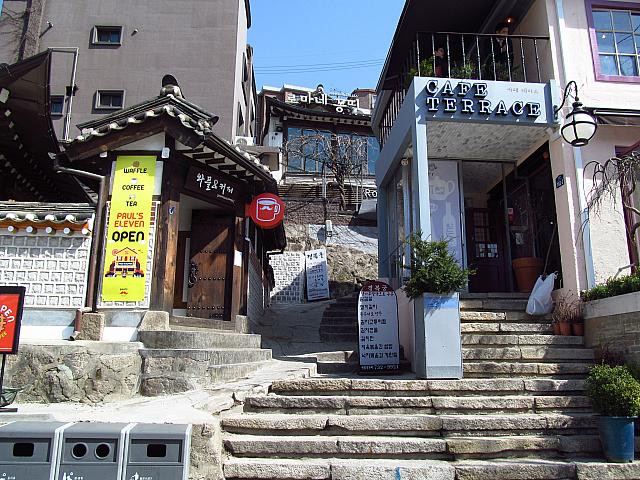 同じくワッフルの美味しかった「TEA STORY」が・・・お店が変わってる？！「CAFÉ TERRACE」（右）

