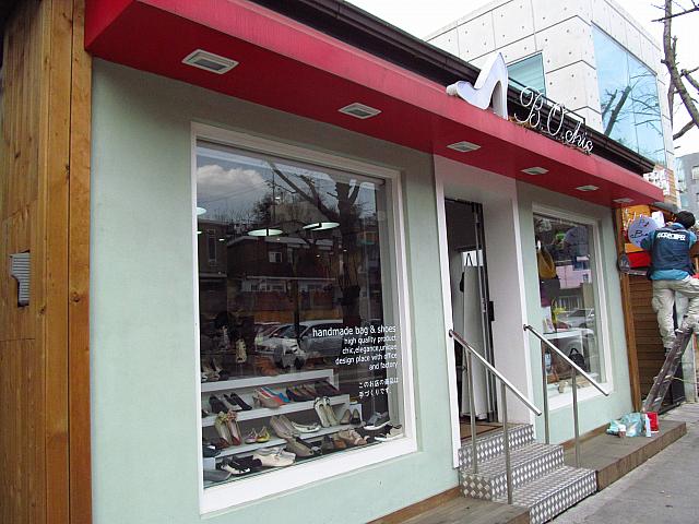 こちらは多様なデザインの靴屋さん「B.O.chic」（左）。
