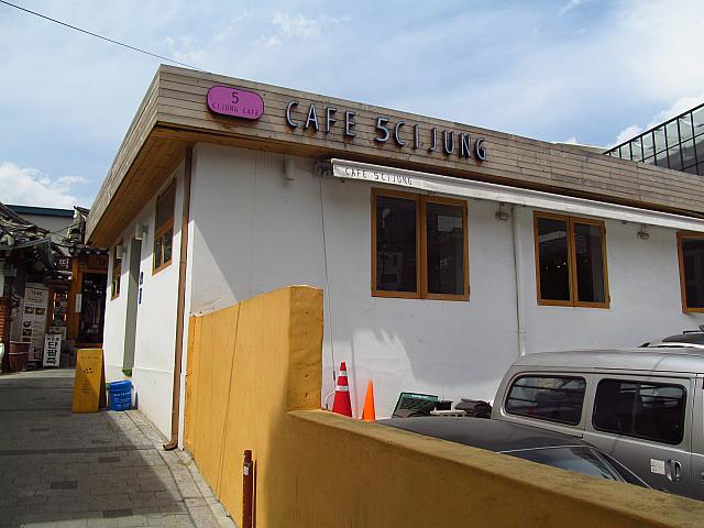ソレマウルで人気の「CAFE 5CI JUNG」がここにも！スイーツもジュースもとっても美味しくってかわいいんですヨ。\\n