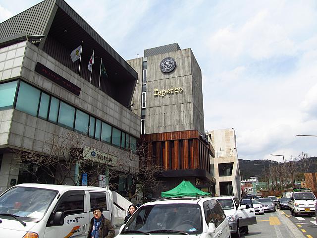  チェーン店「The Coffee Bean & Tea Leaf」（左）。