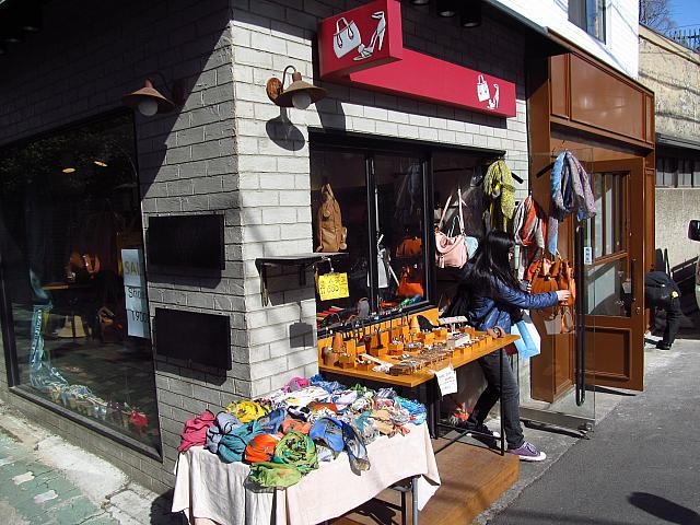 
路地に入ってすぐにあるアクセサリーやバッグ、靴のお店

