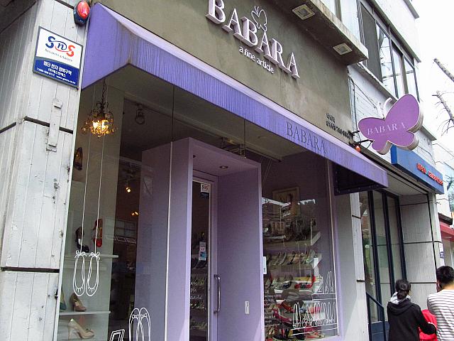 ちょっといいフラットシューズ専門店ちょっとお高め「BABARA」（左）。芸能人も履いているとか。