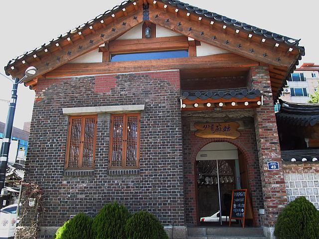 曲がらずにさらにまっすぐ行くと、左手にカフェ「麻姑（マゴ）cafe」。