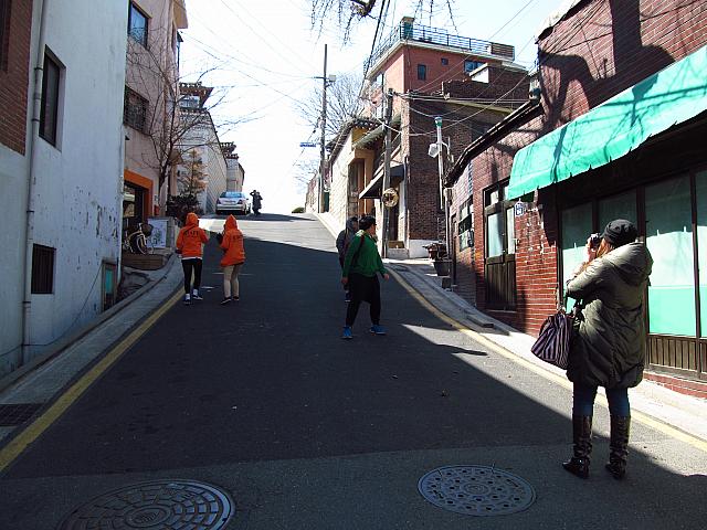 中央高校に向かって左に進むと、先ほどご紹介した北村エリアのメインストリートに合流します。ちょうど陶器屋さんYIDOがあるところですよ！