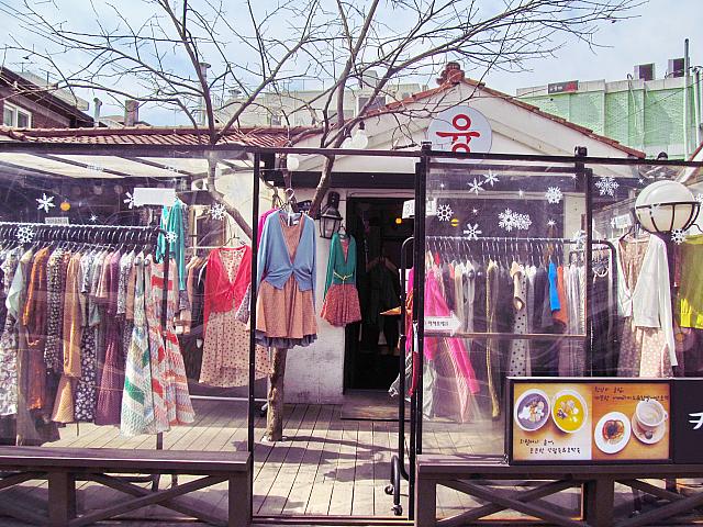 露天形式で目立つファッションショップ「ユン」（左）