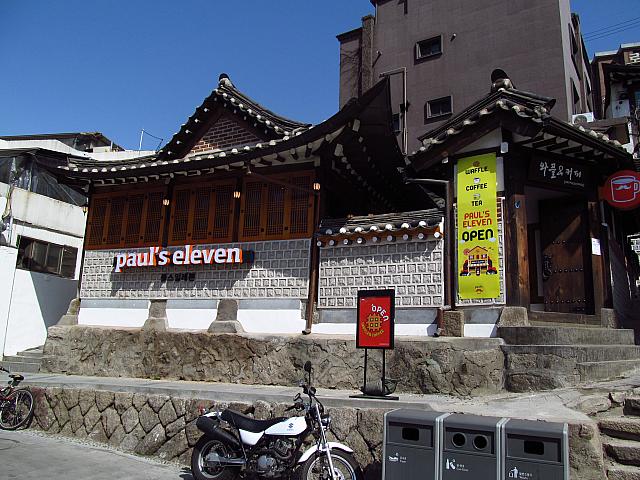 ワッフル店の新顔「paul’ｓ eleven」（右）。韓屋を生かしたつくり。お味はいかに？！