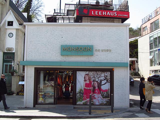 子供服の店「MONSOON」。とってもかわいいワンピなどありました。
